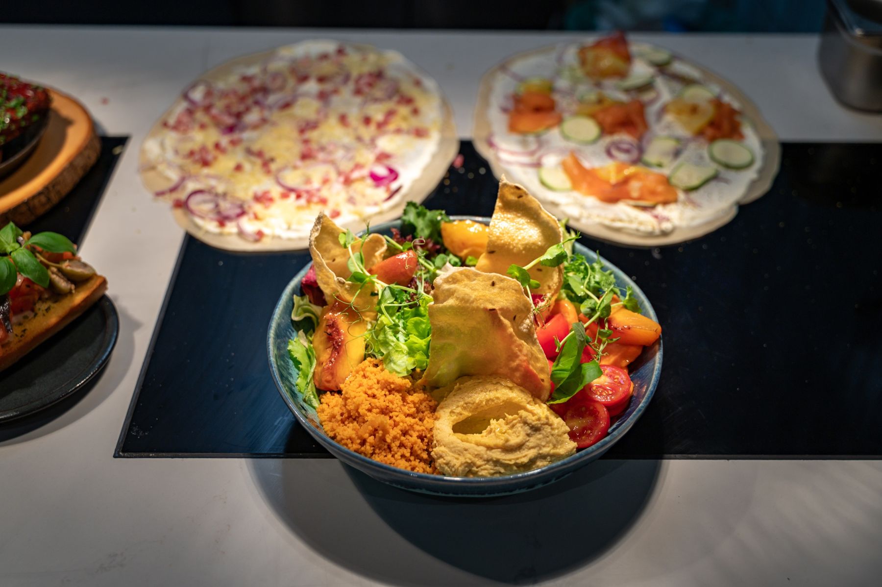 Flammkuchen und Orient-Bowl aus der offenen Küche