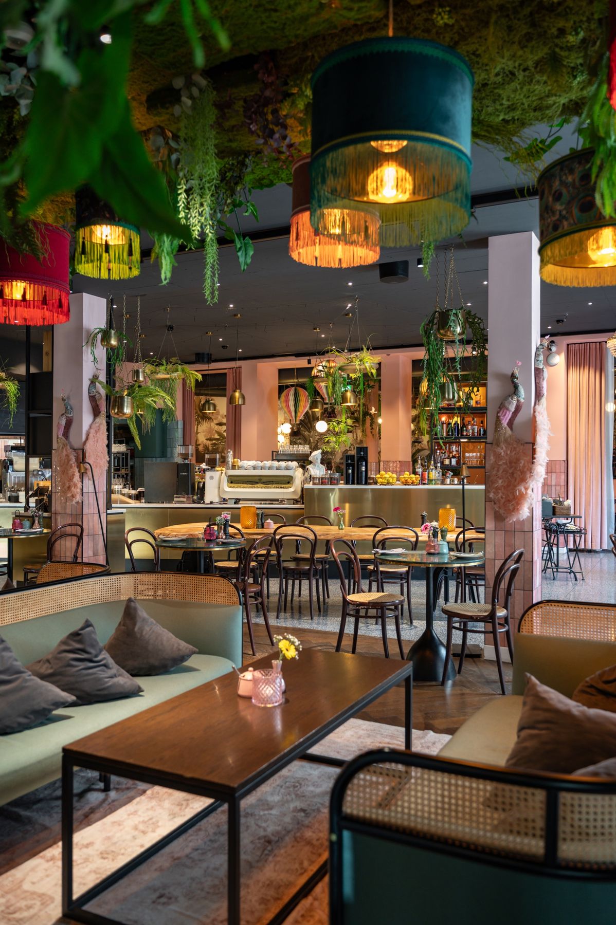 Lounge-Ecke im RIWA mit Samtlampen und Sofas