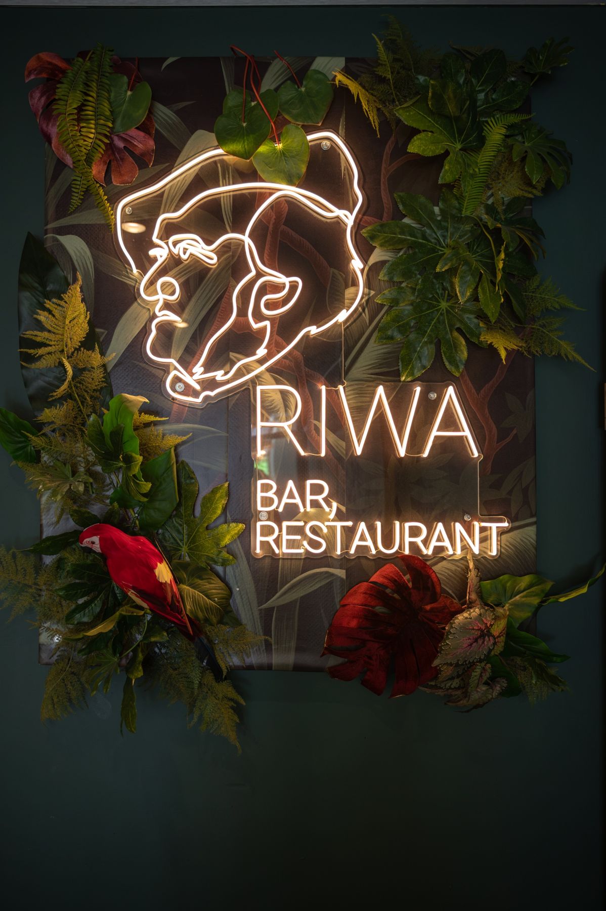 Leuchtschrift RIWA Bar, Restaurant mit Richard-Wagner-Profil