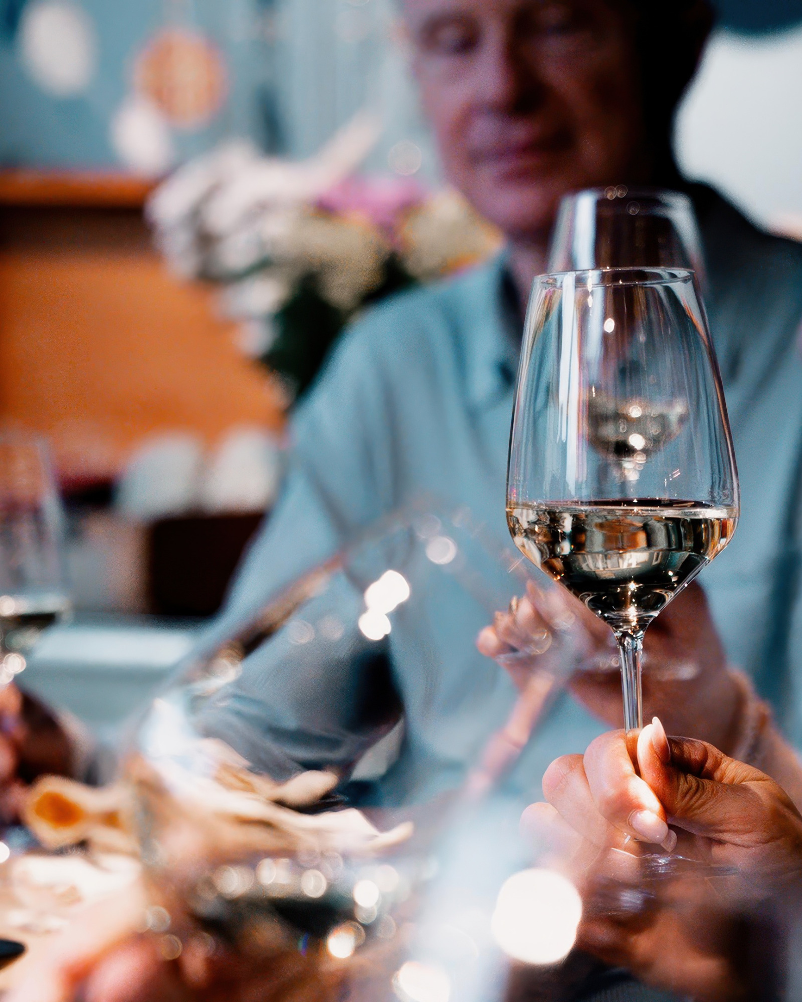 Guests discover a white wine together during a RIWA wine tasting